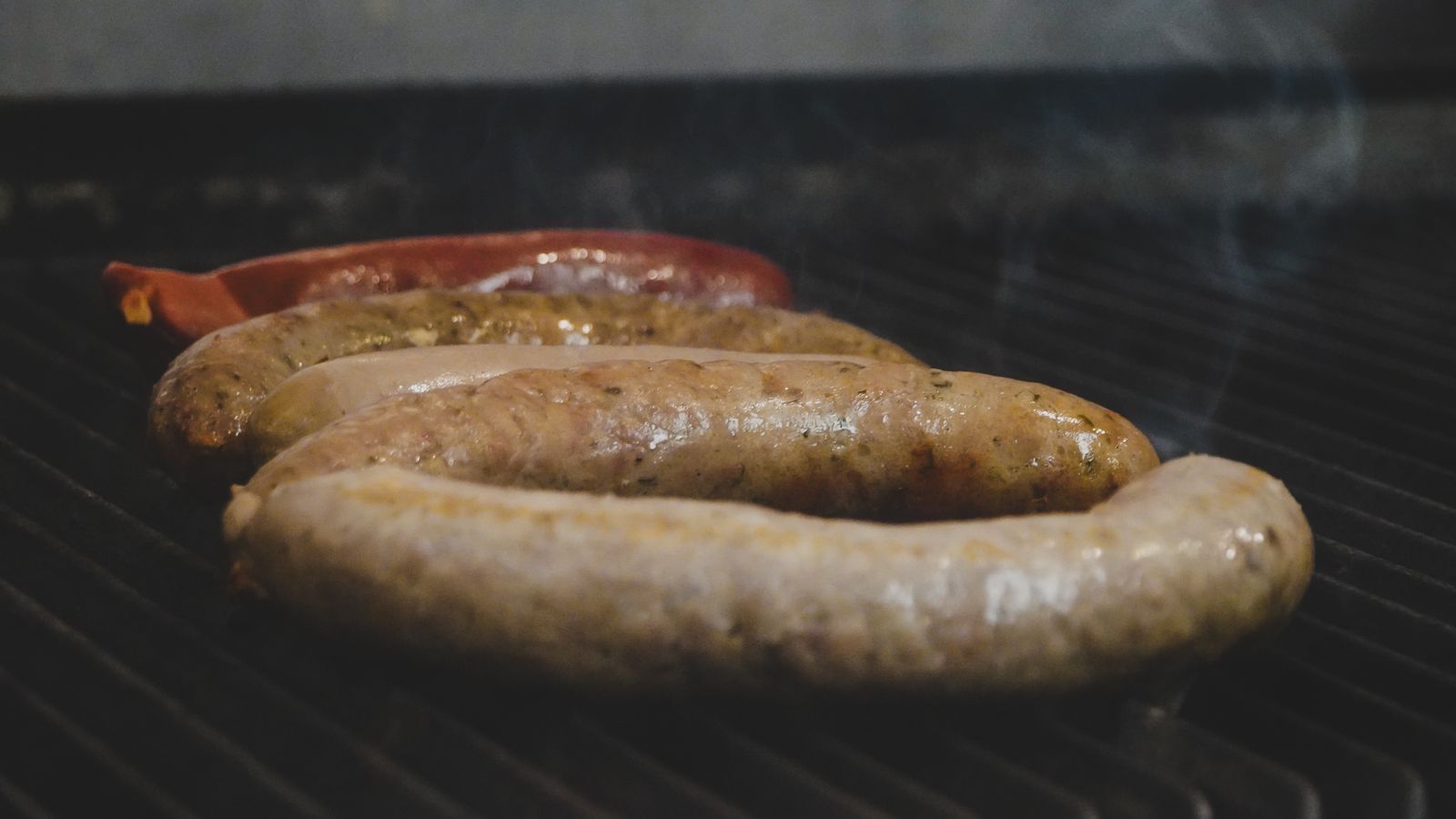 Goldprämierte Grillwurst vom Rost