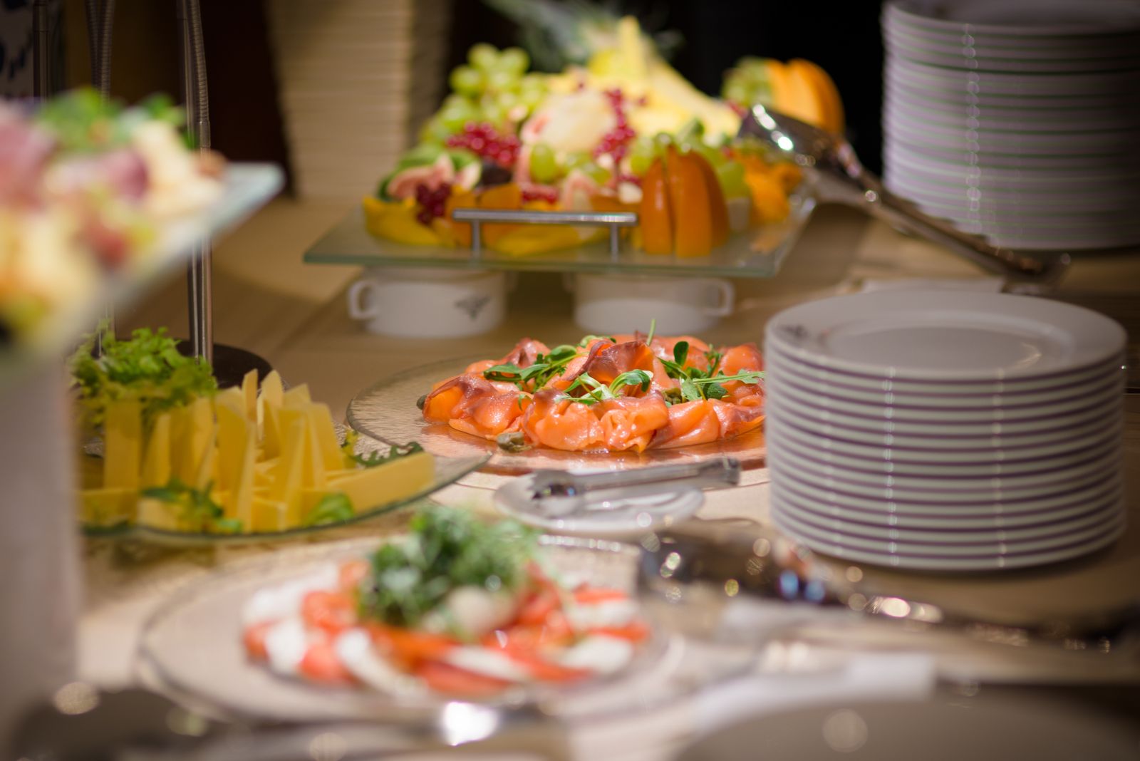 Kaltes Büfett mit Lachs und Platten