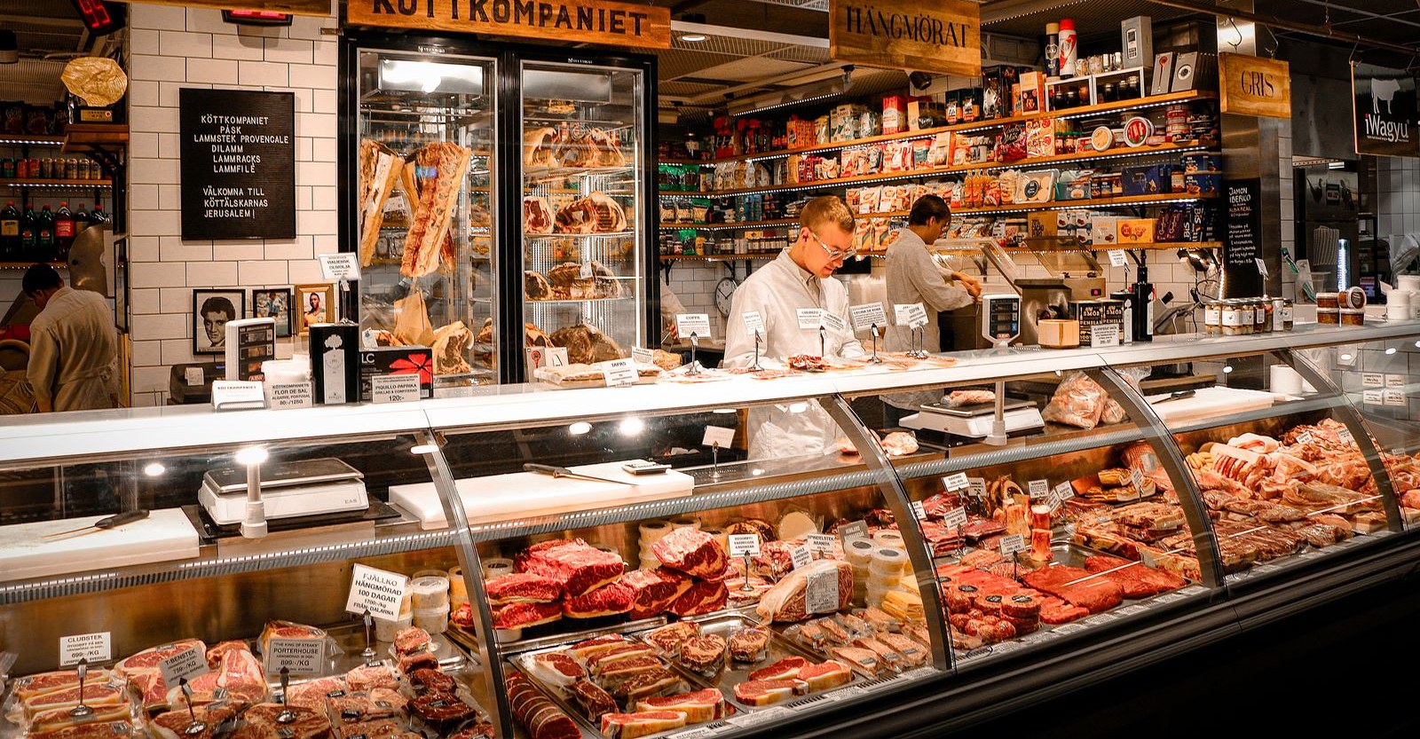 Verkaufsraum mit Frischetheke