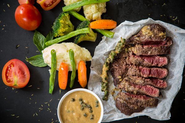 Mariniertes Nackensteak, aufgeschnitten serviert
